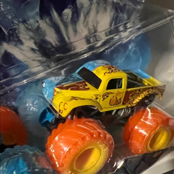 Monster Jam - 2025 Fire & Ice Split Series - Grave Digger vs Whiplash 1:64 Scale - Picture 4 of 4